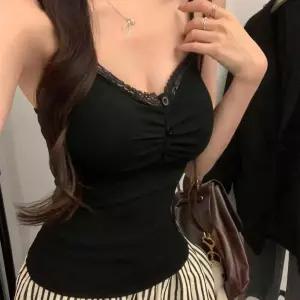 [옷자락] 여자 모던 슬림핏 셔링 레이스 캡내장 이너 나시
