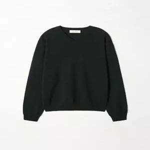 [이지오]Essential V-Neck Knit_Black