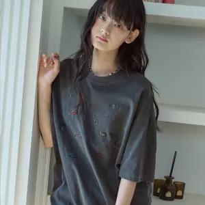 다이노스티치 자수 피그먼트 반팔티 스모크블랙