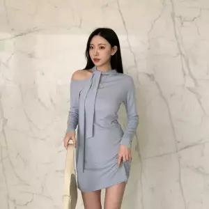 /신상오픈런 여성 원숄더 슬림핏 머플러 스트랩 미니 드레스