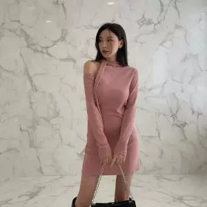 /신상오픈런 여성 원숄더 슬림핏 머플러 스트랩 미니 드레스