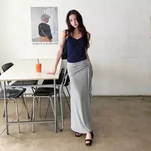 여자 데일리룩 찰랑거리는 물결 스트랩 레이어드 롱 스커트