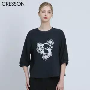 [크레송(CRESSON)] 플라워 레터링 쉬폰 블라우스 티 (택가격:138000원)