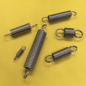 와이어 직경 0.5mm 304 스테인레스 스틸 폐쇄형 풀백 스프링이 있는 소형 인장