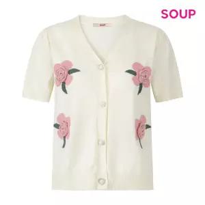 [롯데백화점]SOUP V넥 진주 버튼 플라워 뜨개 패치 가디건 S65GD05