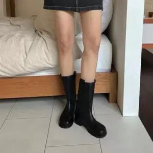 편안한착화 심플하고 모던한 무드의 미들 기장 부츠 5FWY