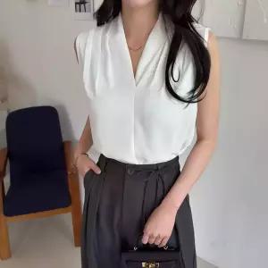 [모리스커밍홈] 브이 셔링 슬리브리스 블라우스_M2505BL613B