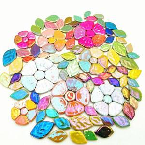 500g / 1.1파운드 무작위 색상의 꽃과 잎 세라믹 모자이크 타일, DIY 공예 접시를 위한 창의적인 모자이크 타일 만들기 화분, 컵 모자이크 만들기 용품 (꽃 + 잎)