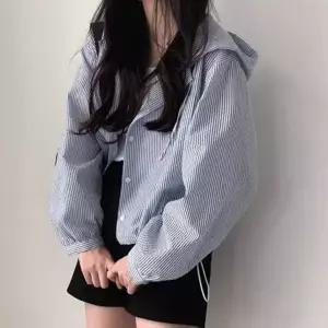 여성 루즈핏 세미크롭 스트라이프 후드 셔츠 블루