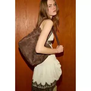 ZARA 벨트 디테일 레더 버킷백 - 브라운 6066/710/700
