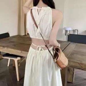 홀터넥 드레스 허리 뒷트임 디테일 우아한 롱원피스