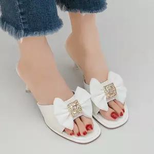 슈즈앤클럽 사각코 왕리본 골드 큐빅장식 여름 미들힐 뮬 슬리퍼 7cm