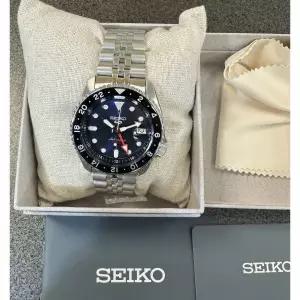 [Seiko] 세이코 5 스포츠 SKX 시리즈 오토매틱 GMT 블루 다이얼 시계 SSK003 / 태그
