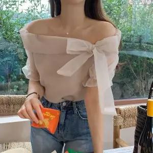 [하프클럽/]르피베 여성 시스루 매듭 오프숄더 블라우스 하객룩 스프링