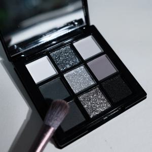 9가지 쉐이드 아이섀도우 팔레트: 블랙 스완, 스모키, 다크 블랙, 그레이 실버 글리터, 매트 피니시, 오래 지속되고 쉽게 발색