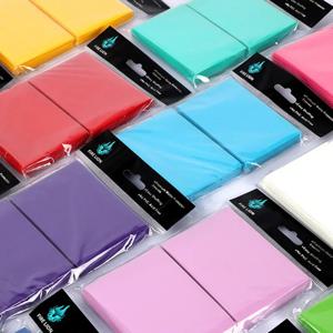 100개/세트 컬러 프로스트 카드 홀더 66x91mm 매트 카드 슬리브 보호기 게임 카드 두께 0.2mm 평면 개방 필름 기념품