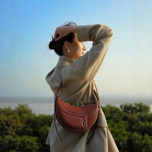 2026년 신상 트렌디 문 크레센트 크로스백 여성용 싱글 숄더 새들 가죽 가방