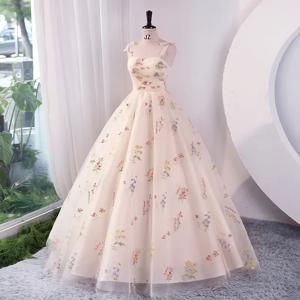 패션 스파게티 스트랩 Quinceanera 드레스 새로운 샴페인 화려한 꽃 Tulle 볼 가운 간단한 달콤한 요정 Vestido De Baile