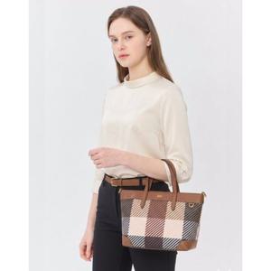 닥스 액세서리 여성 25SS 스테디셀러 브라운 체크 가죽 토트백 WCBA5E833W2