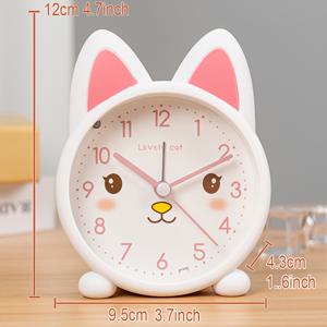 TEMU 이 만화 고양이 침실 알람 시계는 매우 조용하여 잠이나 공부를 방해하지 않습니다. 또한 야간 조명이 함께 제공되어 침대 옆 테이블, 책상 또는 기숙사 방에 두기에 완벽합니다. 작동을 위해 AA 배터리 1개만 필요합니다.
