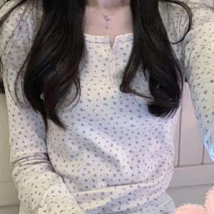 TEMU 여성용 긴팔 꽃무늬 프린트 티셔츠, 반투명, 몸에 꼭 맞음, 보라색과 흰색, 얇음, 겹쳐 입을 수 있음, 세탁 가능, 캐주얼, 귀엽고 스타일리시함.