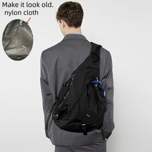 TEMU 빈티지 디스트레스드 나일론 숄더백, 심플하고 우아한 블랙 외관으로 다양한 스타일에 어울림. 독특한 질감의 디스트레스드 나일론 소재로 제작. 넉넉한 디자인으로 일상 필수품을 쉽게 수납, 사이드 포켓에 물병 홀더 포함으로 이동 중에도 편리함. 조절 가능한 스트랩으로 편안한 착용감
