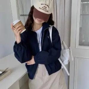 손오반 여사친 가을 데일리룩 점퍼 바람막이 집업 쇼트 코트 조랑말 자수 차이나 톱 KUK3