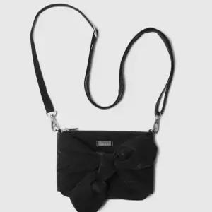 엄브로 공용 캔디 2WAY 월렛백 B1 UR322CBG73 BLK0 SLV0