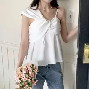 여자 꾸안꾸 러블리 숄더 스트랩 언발란스 나시 블라우스_25442975_588872