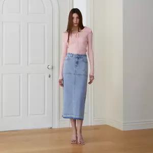 [BLUE LABEL] 자수 포인트 미디 데님스커트 ES2ODS01