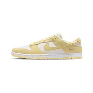 NIKE 나이키 덩크 로우 스웨이드 W 화이트 메탈릭 실버 소프트 옐로우 IO4244-1