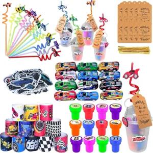 Yoloodayy 132pcs 경주용 자동차 파티 선호 세트에는 재사용 가능한 음료 빨대 컵 미니 슬랩 팔찌 기프트