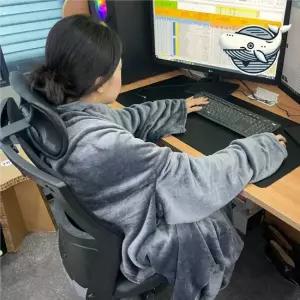 포근한 그레이 착용형 담요 스마트 홈웨어 일상 거실담요 쇼파담요 입는이불 집순이담요