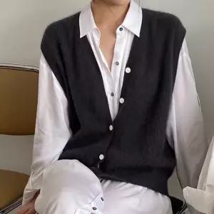 V넥 레이어드룩 베스트 니트 여성 버튼 조끼 단추 오픈형 가을 겨울