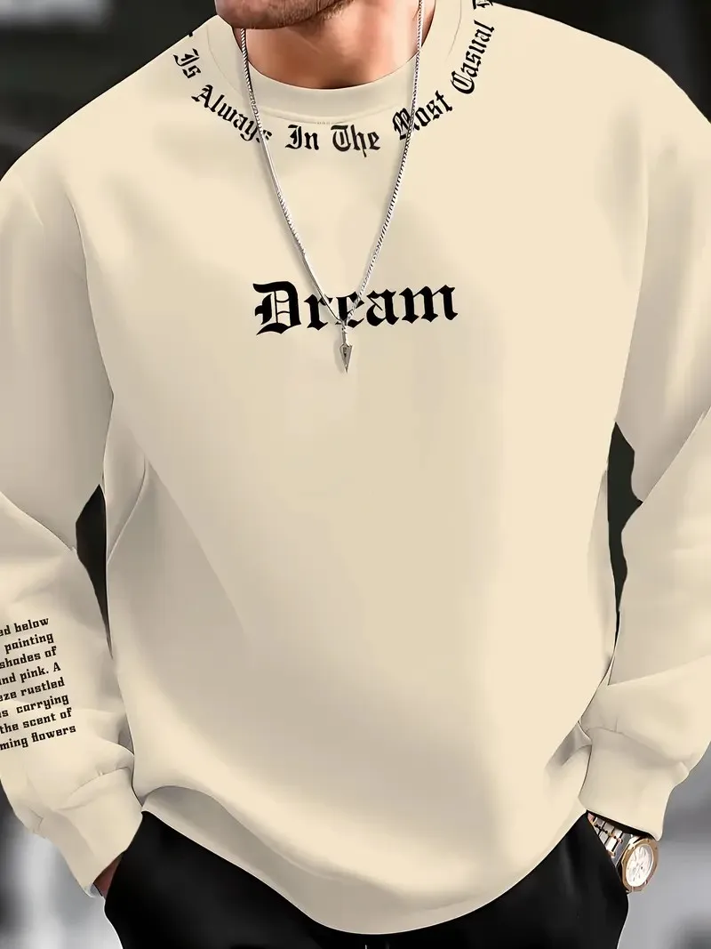 2025년 봄/가을 시즌에 출시될 새로운 남성용 라운드넥 후디는 캐주얼하고 편안한 3D 레터링 프린트가 특징이며, 스트리트 스타일로 연출하기 좋습니다.