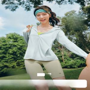 느슨하고 통기성이 좋은 여성용 여름 운동복 UV 차단 가볍고 시원한 느낌의 자외선 차단 아우터 긴팔 지퍼 디자인