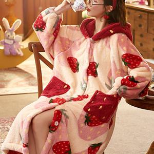 TEMU 가을 겨울 딸기 패턴 플란넬 로브, 긴소매 후드 캐주얼 로브 (대형 포켓 2개), 플러스 사이즈 따뜻한 플리스 두꺼운 긴 기장 홈웨어, 버튼 플러시 여성용 파자마 및 드레스 로브, 집과 야외용 게으른 라운지웨어