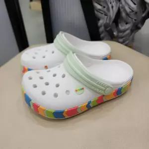 크록스 크록밴드 쉐브론 밴드 클로그 키즈 샌들 213839-94S