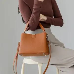 소가죽 스퀘어 토드백 빈티지 여대생백 가죽 핸드백 가방 소 토트백 어버이날선물 여성 정장백