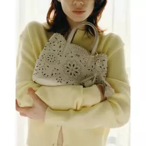 닥스 ACC 인기신상 DCBA6E585IV MISTY LEAF PUNCHING 아이보리 소가죽 플라워 펀칭 토트백 DCBA6E585IV_NN