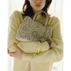 닥스 ACCMISTY LEAF PUNCHING 아이보리 소가죽 플라워 펀칭 스몰 토트백 DCBA6E5852579220