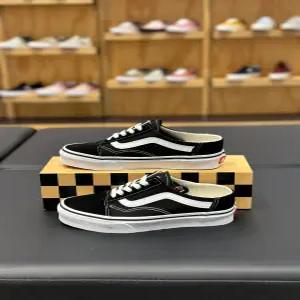 반스 남여공용 Old Skool 올드스쿨 뮬 VN0A3MUS6BT 블랙컬러 단화 563416