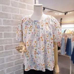 SB31F8BL514X_라운드 플라워 반팔 블라우스