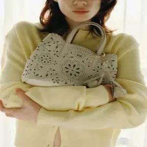 닥스 액세서리 26FW [MISTY LEAF PUNCHING] 아이보리 소가죽 플라워 펀칭 토트백 S DCBA6F585IV