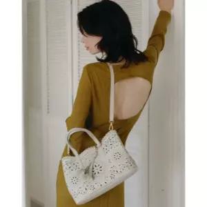 닥스MISTY LEAF PUNCHING 아이보리 소가죽 플라워 펀칭 토트백 L DCBA6E586J