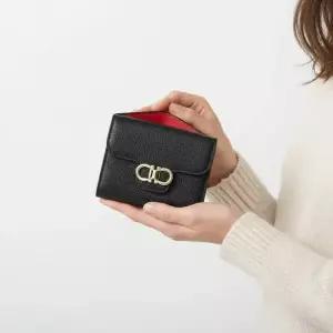페라가모 FW25 여성 간치니 컴팩트 반지갑 22 0961 NERO FLAME RED 0785777