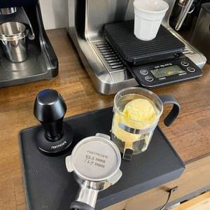 NORMCORE V4 커피 변조기 53.3MM - 스프링 양극 변조기(15파운드/25파운드/30파운드 장착 교체 베이스 스탠드 U2013 손잡이 산화 및 에스프레소 바리스타 포함) 알루미늄 플랫 처리된