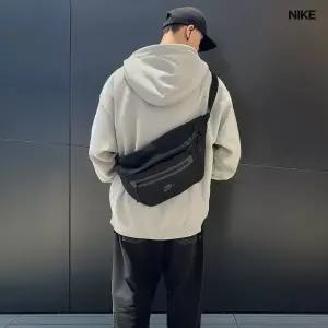 [나이키] 테크 힙팩 프리미엄 힙색 웨이스트백 슬링백 여행 도난방지 가방 DN2556-010
