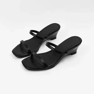 신난다슈 여성 뮬 슬리퍼 힐 5cm 키높이 웨지 샌들 발편한 통굽 FL267082 블랙