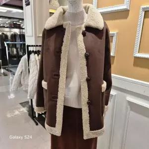 [BCBG] 올앤썬드리 겨울25 리버시블 하프 무스탕 A5WBF842_P430683453